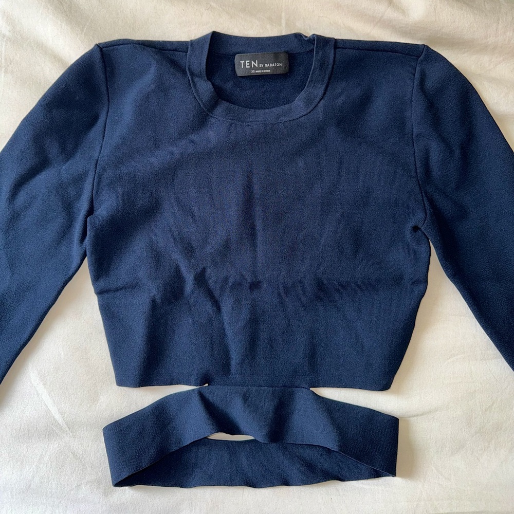 Aritzia navy cropped long sleeve going out top